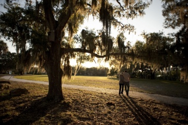 35-couple-walking-away-willow-tree-dusk-dramatic